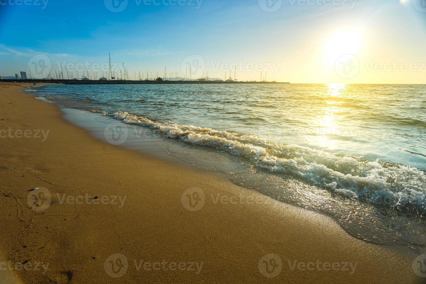 soleil de sable de mer et plage en été à pattaya en thaïlande. photo