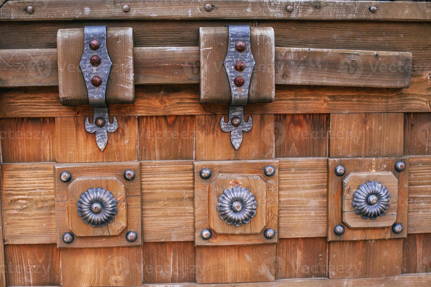 pièces forgées sur de vieilles surfaces en bois photo