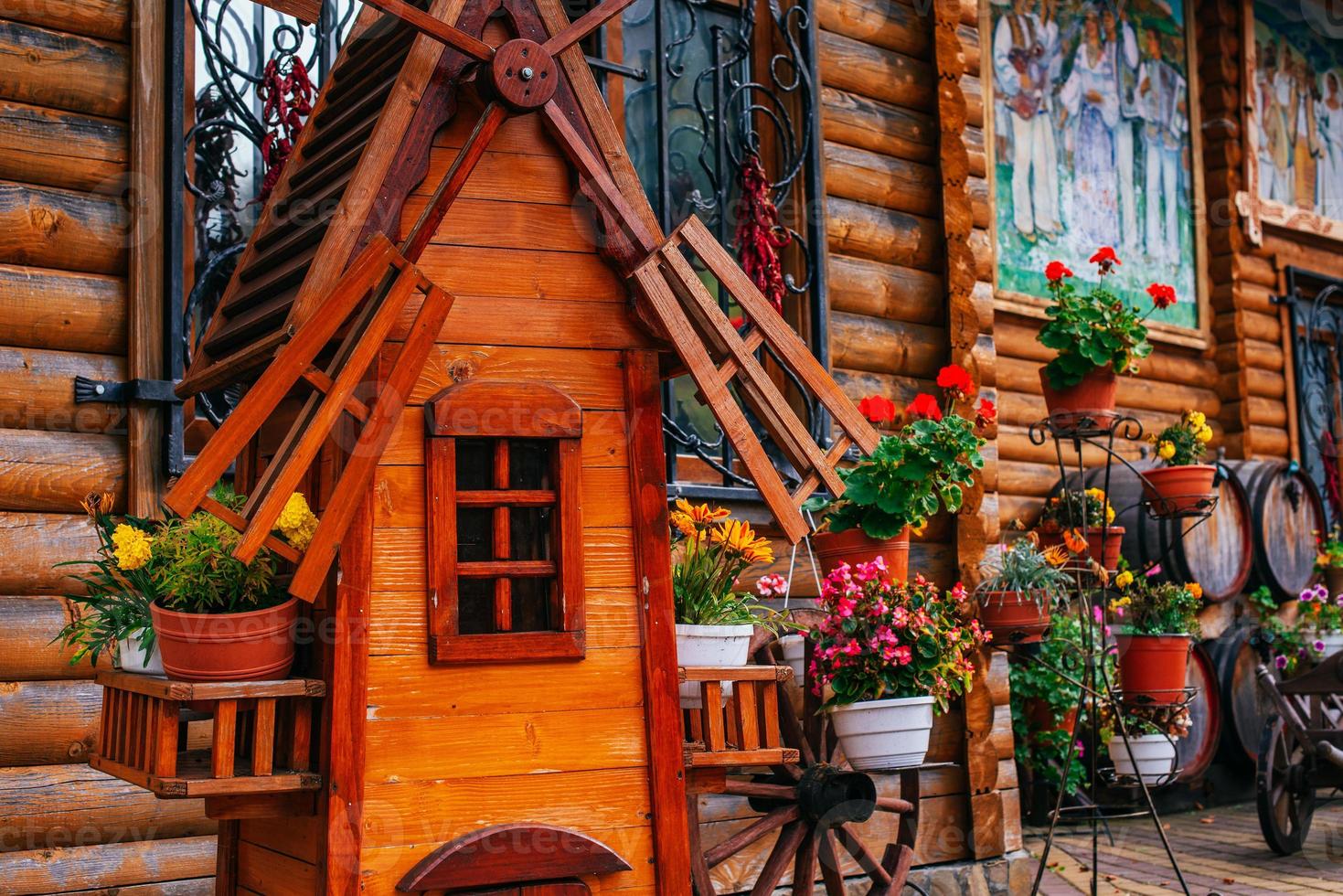 moulin décoratif et fleurs près de la maison photo