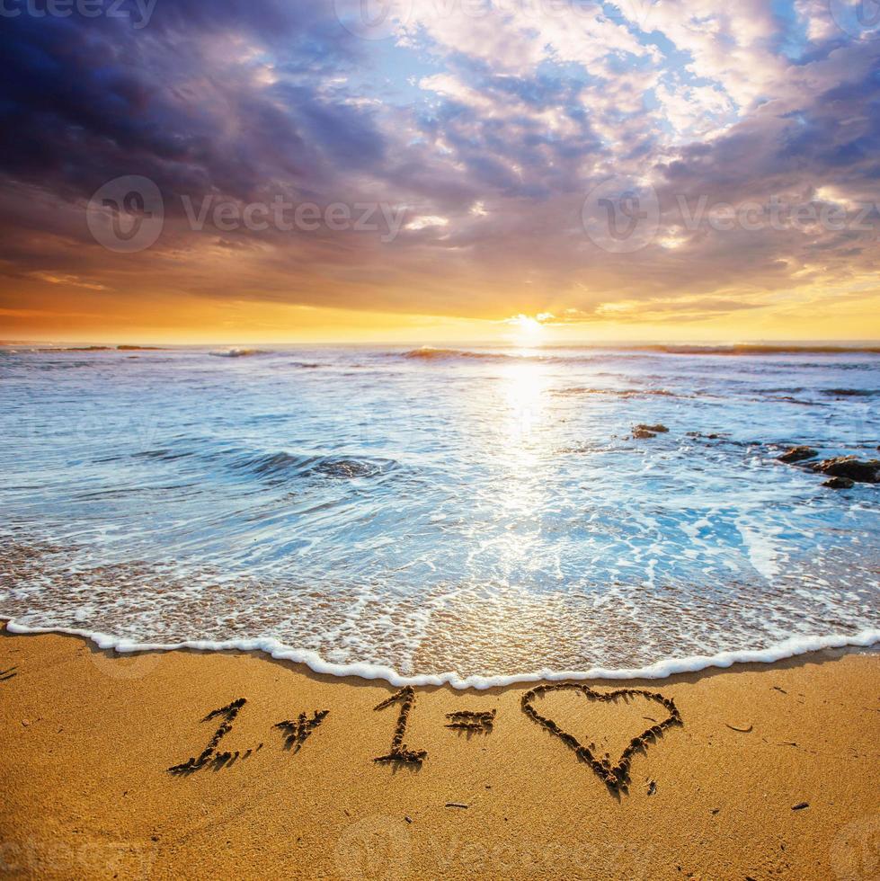 coucher de soleil sur la plage de sable. photo