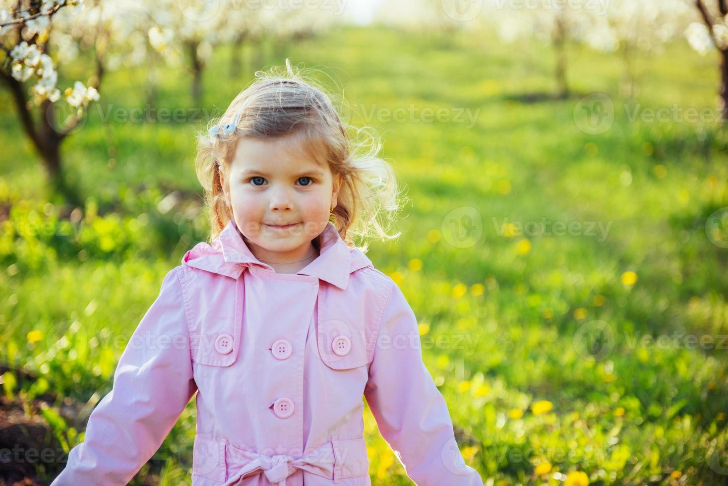 la petite fille qui court au printemps journée ensoleillée. traitement d'art un photo