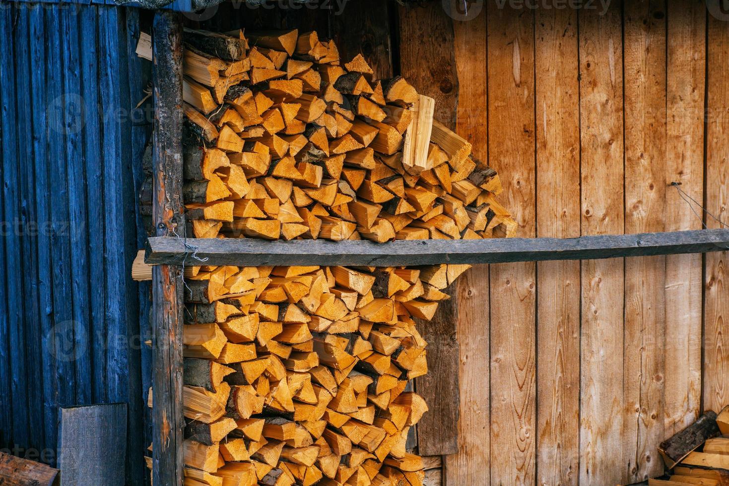 beaucoup de bois de chauffage coupé photo