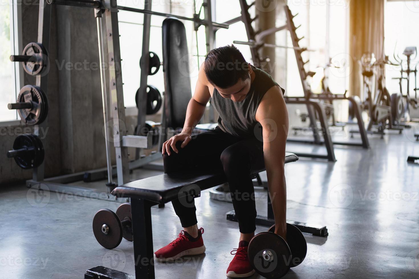 homme de sport en forme asiatique travaillant dans la salle de musculation à la salle de sport. concept d'homme sportif photo