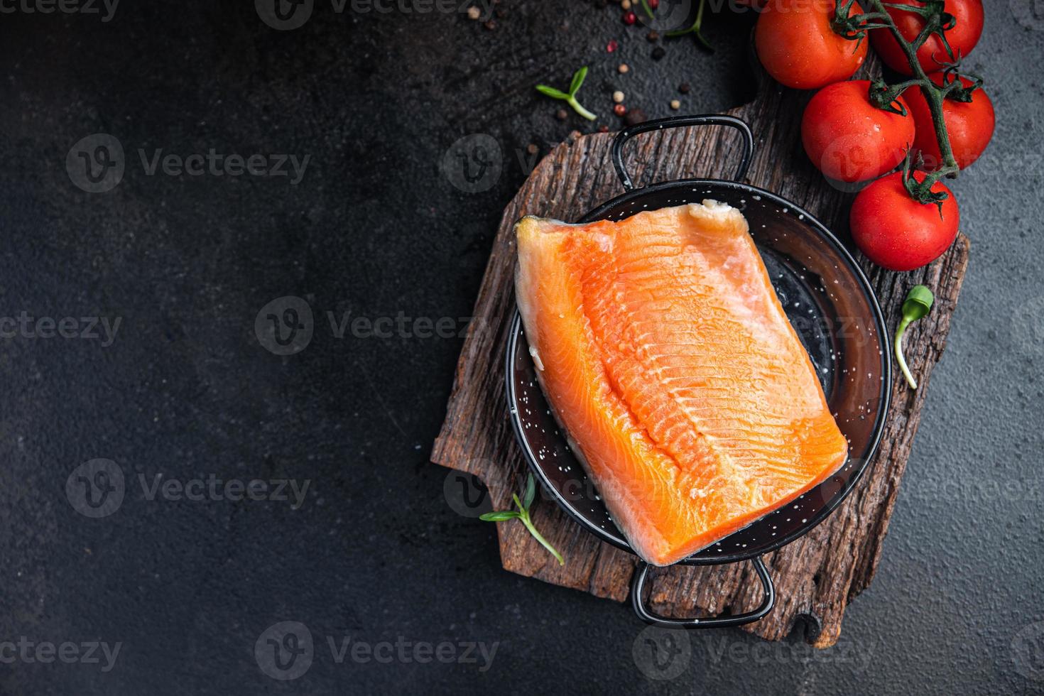 omble chevalier filet de saumon cru repas de fruits de mer nourriture sur la table photo