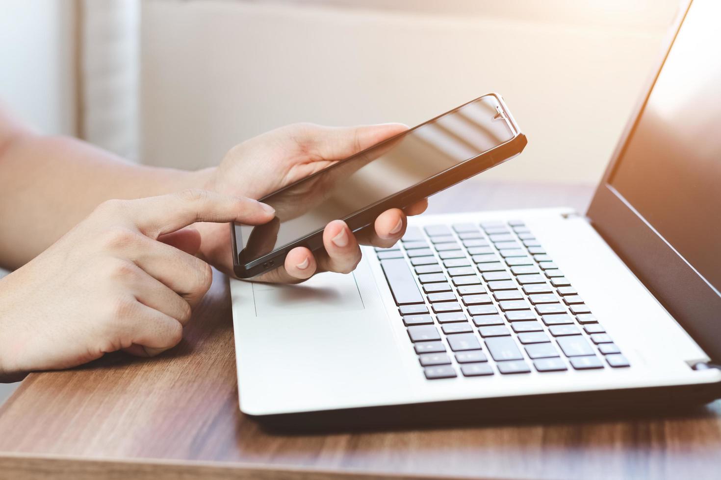 travailler à l'aide d'un téléphone portable dactylographie ordinateur mobile chat ordinateur portable contactez-nous sur les lieux de travail, planification des idées investisseurs recherche sur Internet, idées reliant les gens. photo