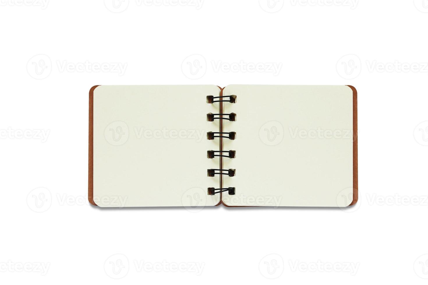 le cahier à couverture rigide marron avec une boucle noire ouvre une page vierge. livre blanc isolé sur fond blanc avec un tracé de détourage. vue de dessus. photo