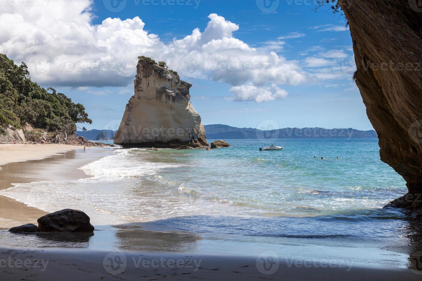 plage de l'anse de la cathédrale près de hahei photo