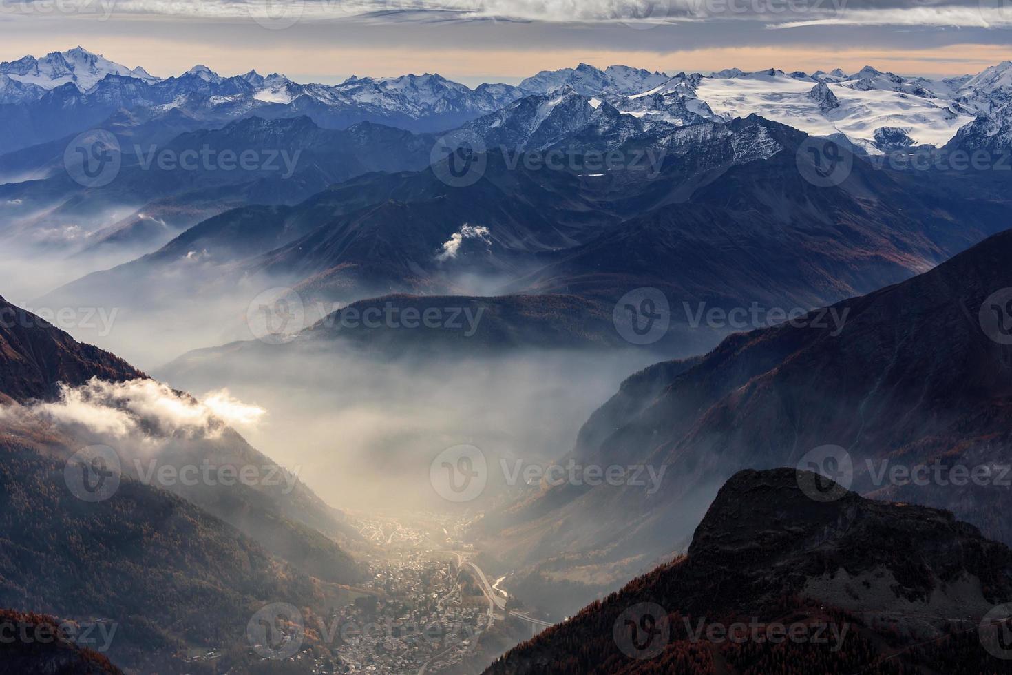 Vue depuis le monte bianco ou le mont blanc dans le val d'aoste italie photo