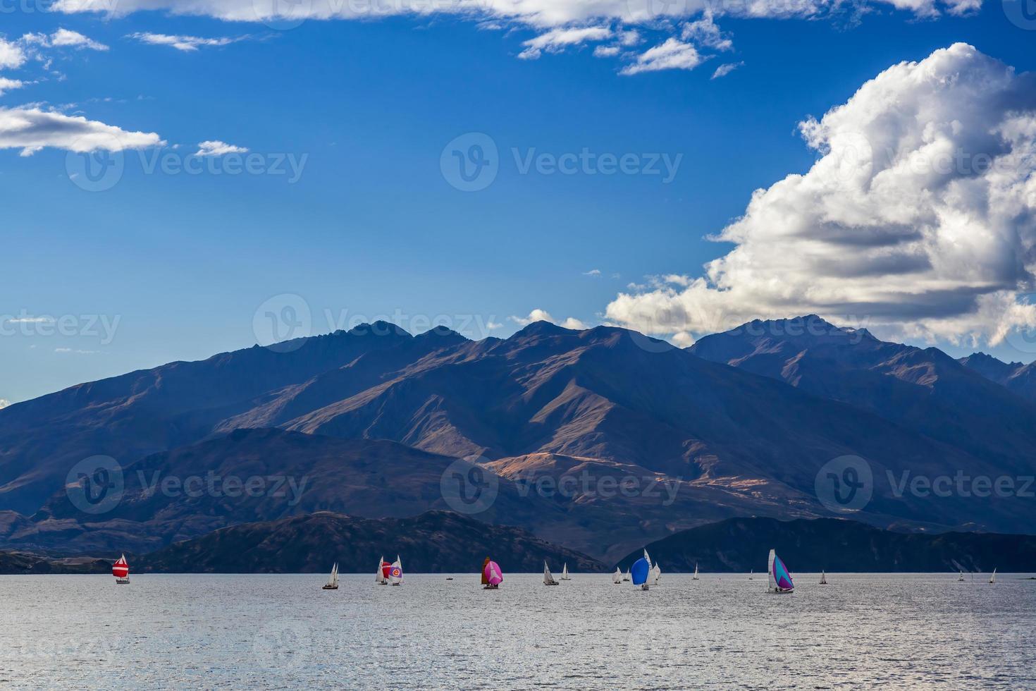 voile sur le lac wanaka dans la région d'otago en nouvelle-zélande photo