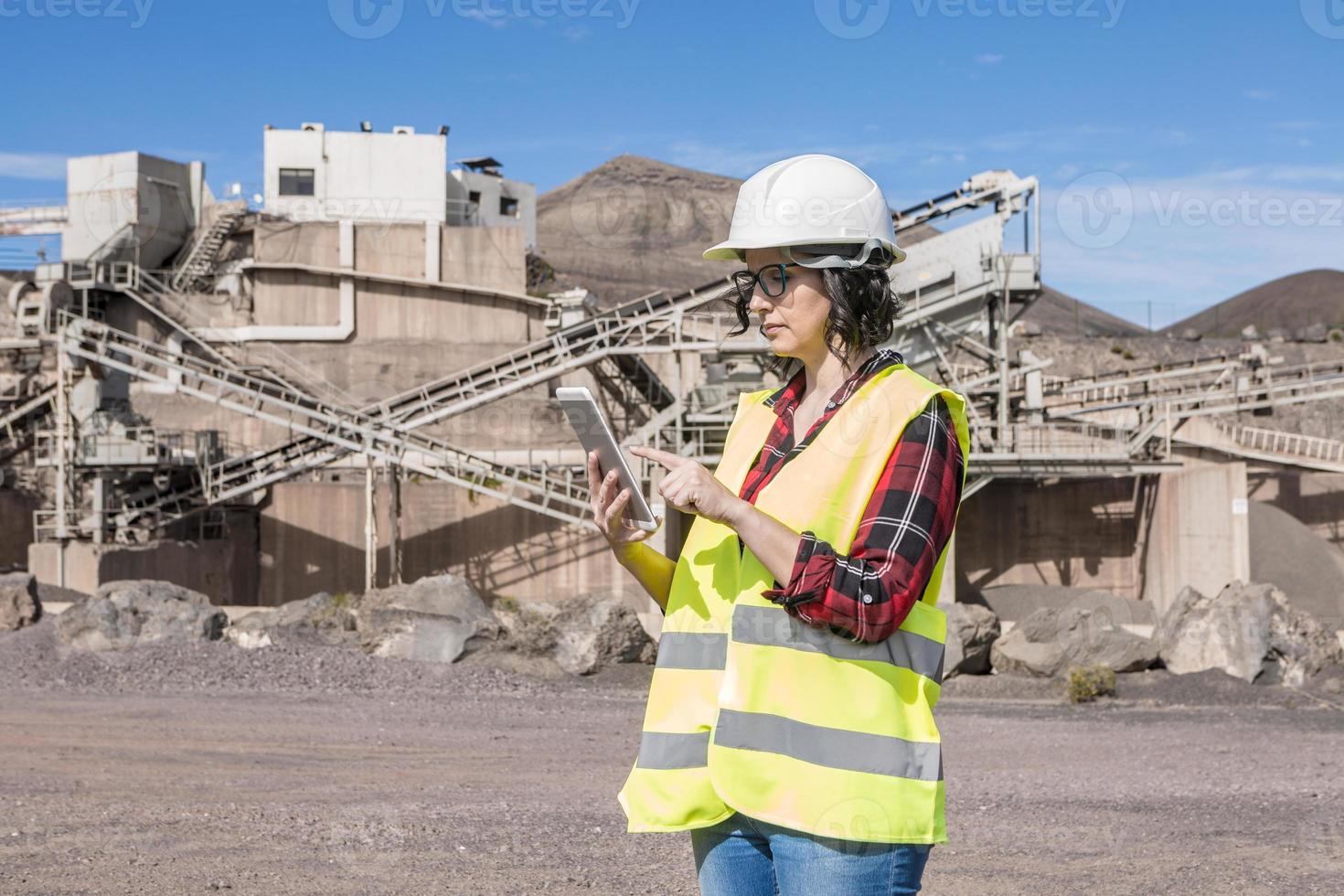 ouvrier industriel utilisant une tablette sur un chantier de construction photo