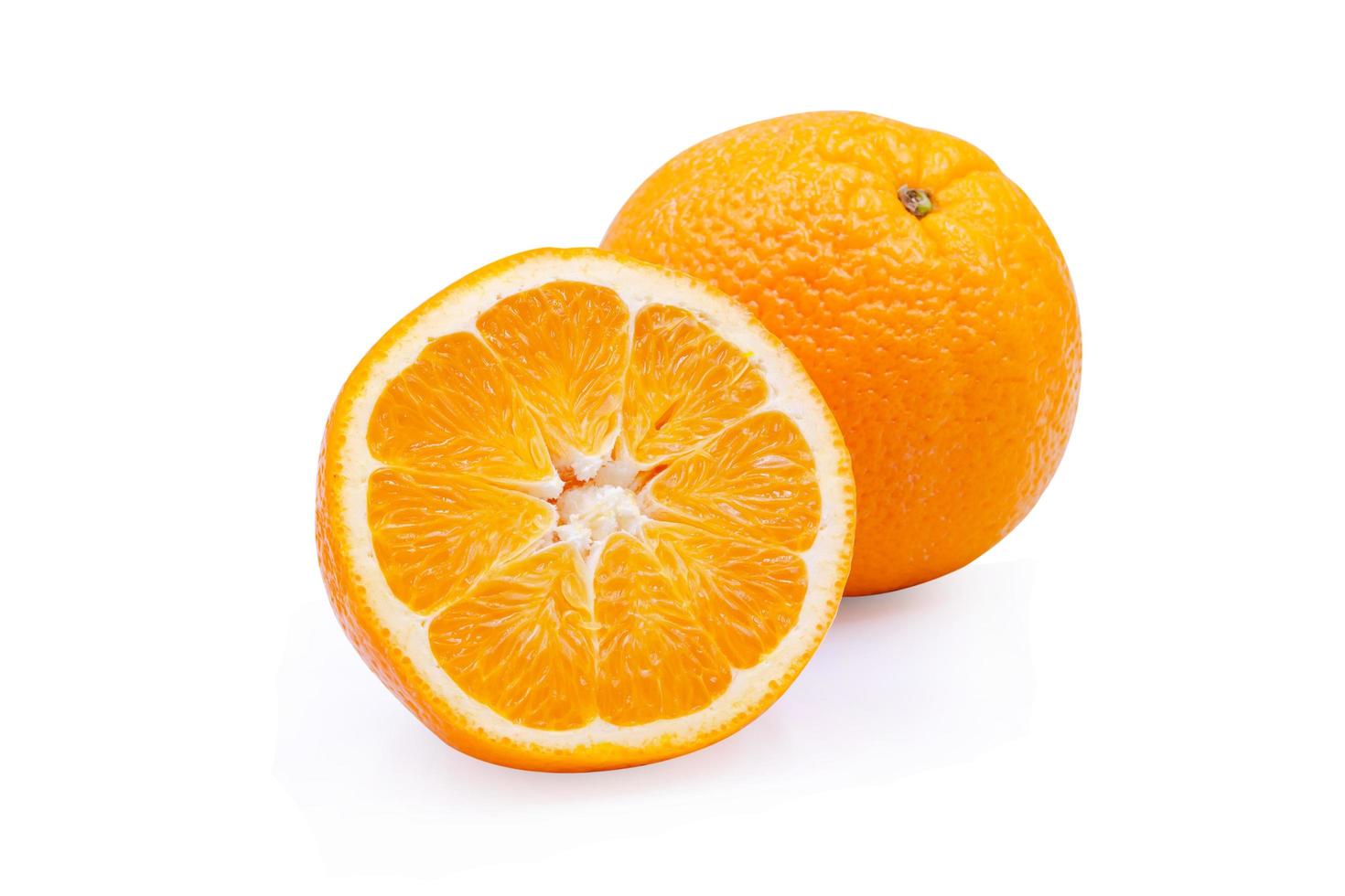 Tranche d'orange sans pépins nombril isolé sur blanc avec un tracé de détourage photo