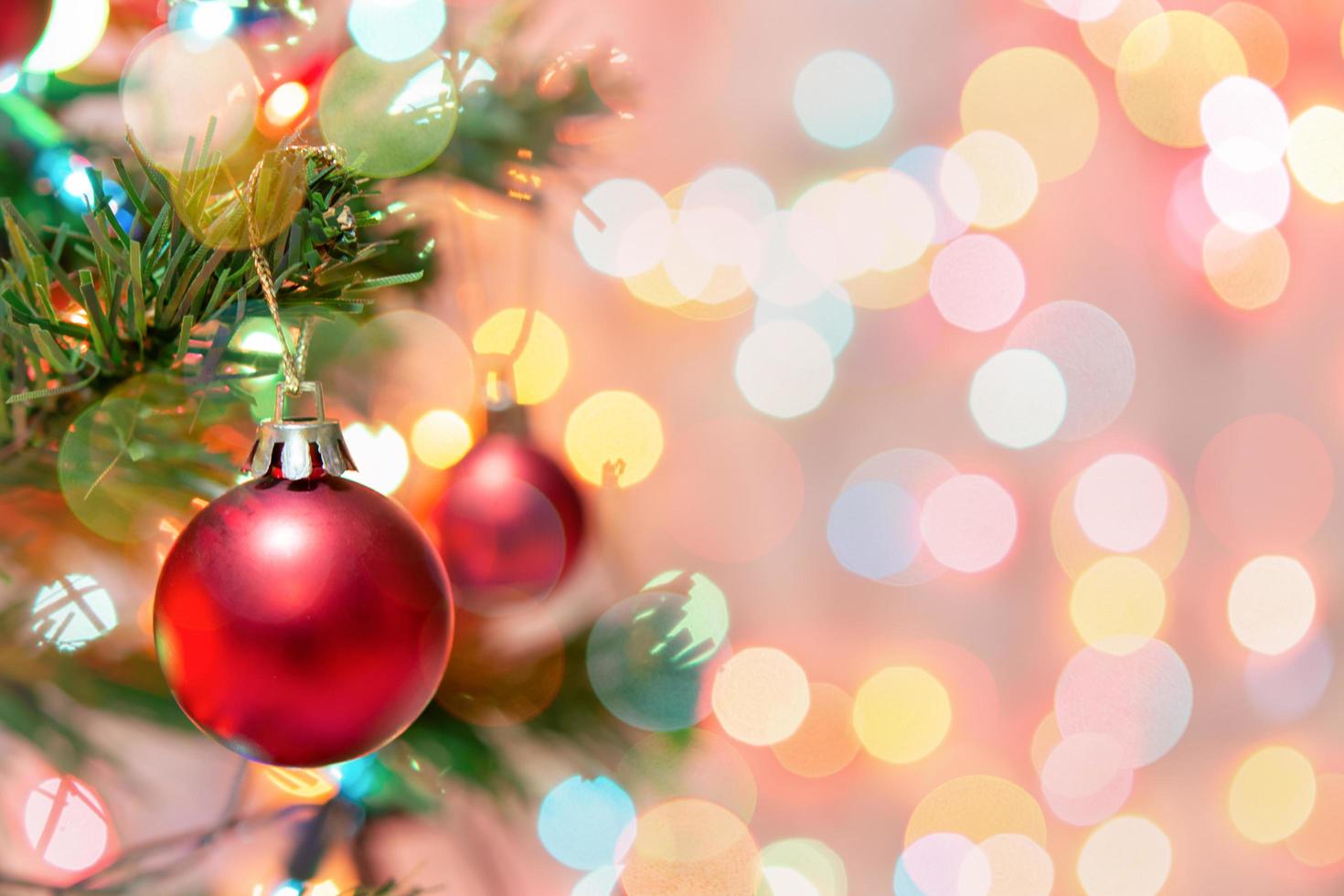 décoration de Noël. boules rouges accrochées aux branches de pin guirlande d'arbre de noël et ornements sur fond abstrait bokeh with copy space photo