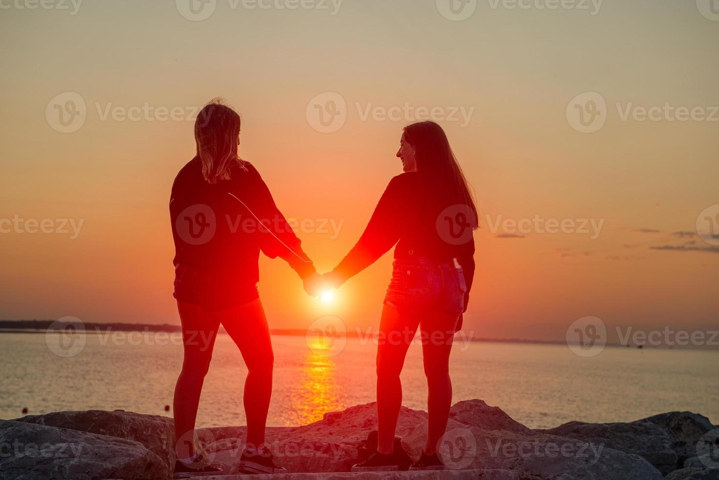 filles étreintes au coucher du soleil photo