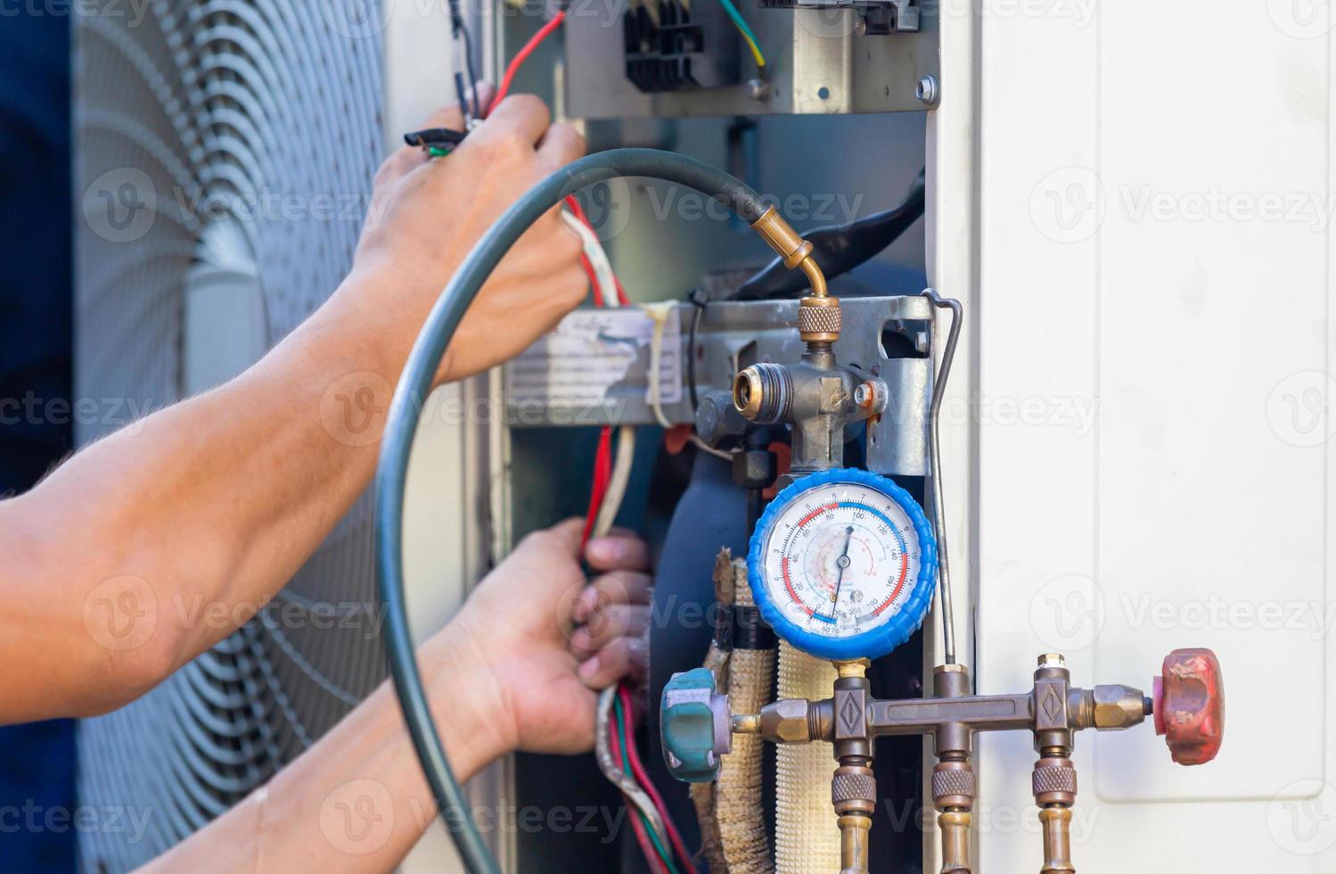 se concentrer sur le manomètre, équipe de techniciens vérifiant le système de climatisation de fuite, homme de réparation de climatisation vérifiant et réparant le système de climatisation moderne photo