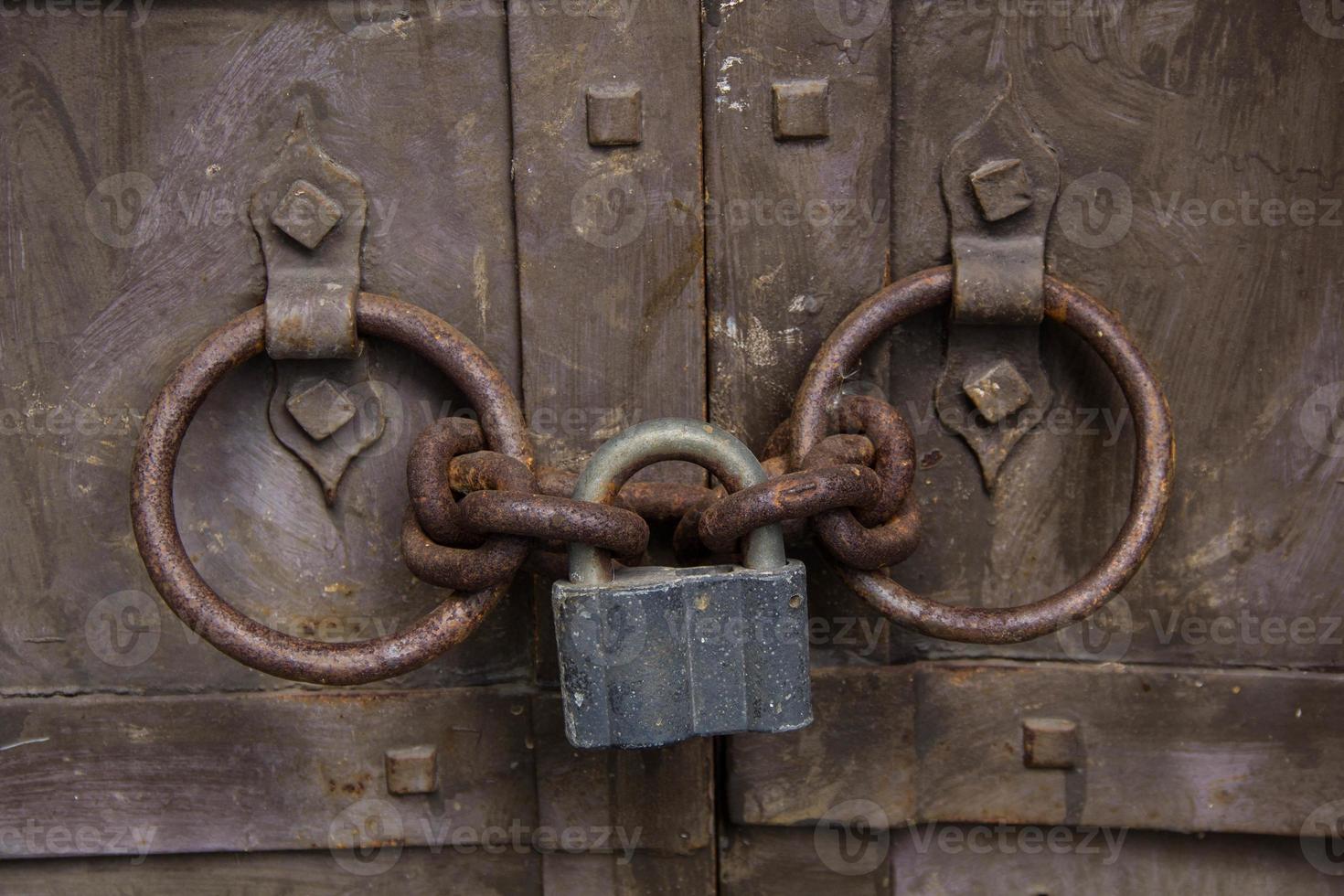 cadenas en acier gardant l'ancienne porte photo