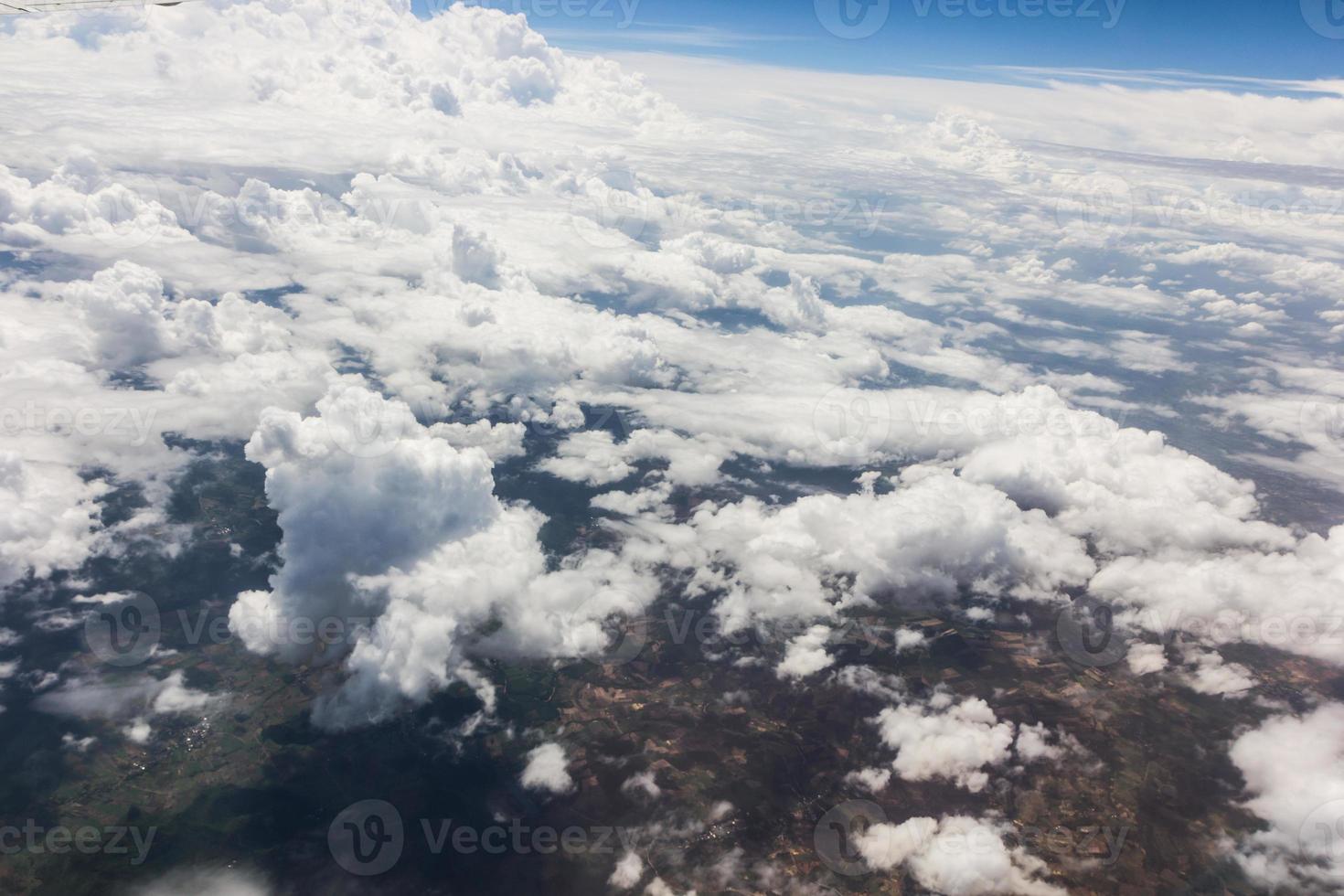 ciel bleu avec des nuages dans l'avion photo