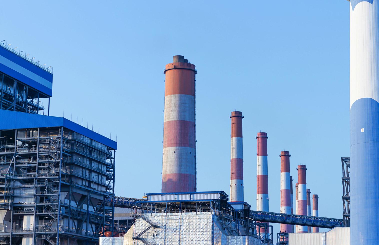 les cheminées des centrales électriques utilisent le lignite comme combustible photo