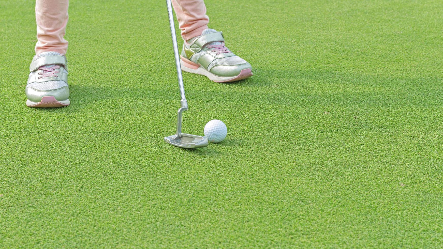 les golfeurs sont sur le point de jouer au golf sur une herbe d'un vert éclatant. photo