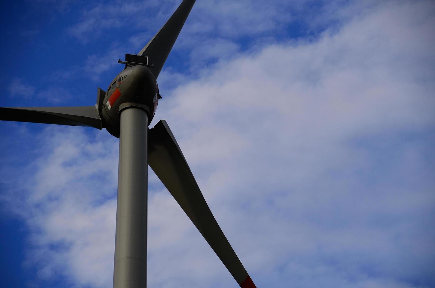 gros plan de moulin à vent avec un ciel bleu photo