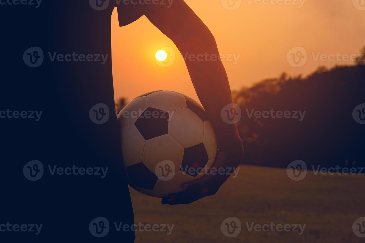 l'image recadrée des sportifs qui attrapent le ballon et le terrain de football. concept d'image sportive. photo