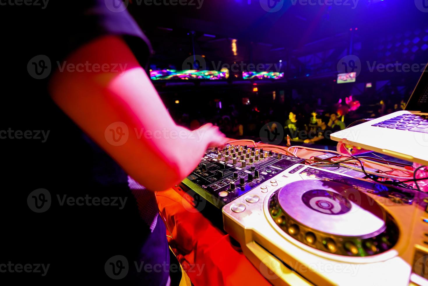 célébrez la nuit dans la danse du service de banquet de nuit et amusez-vous avec d'autres danseurs et djs. photo