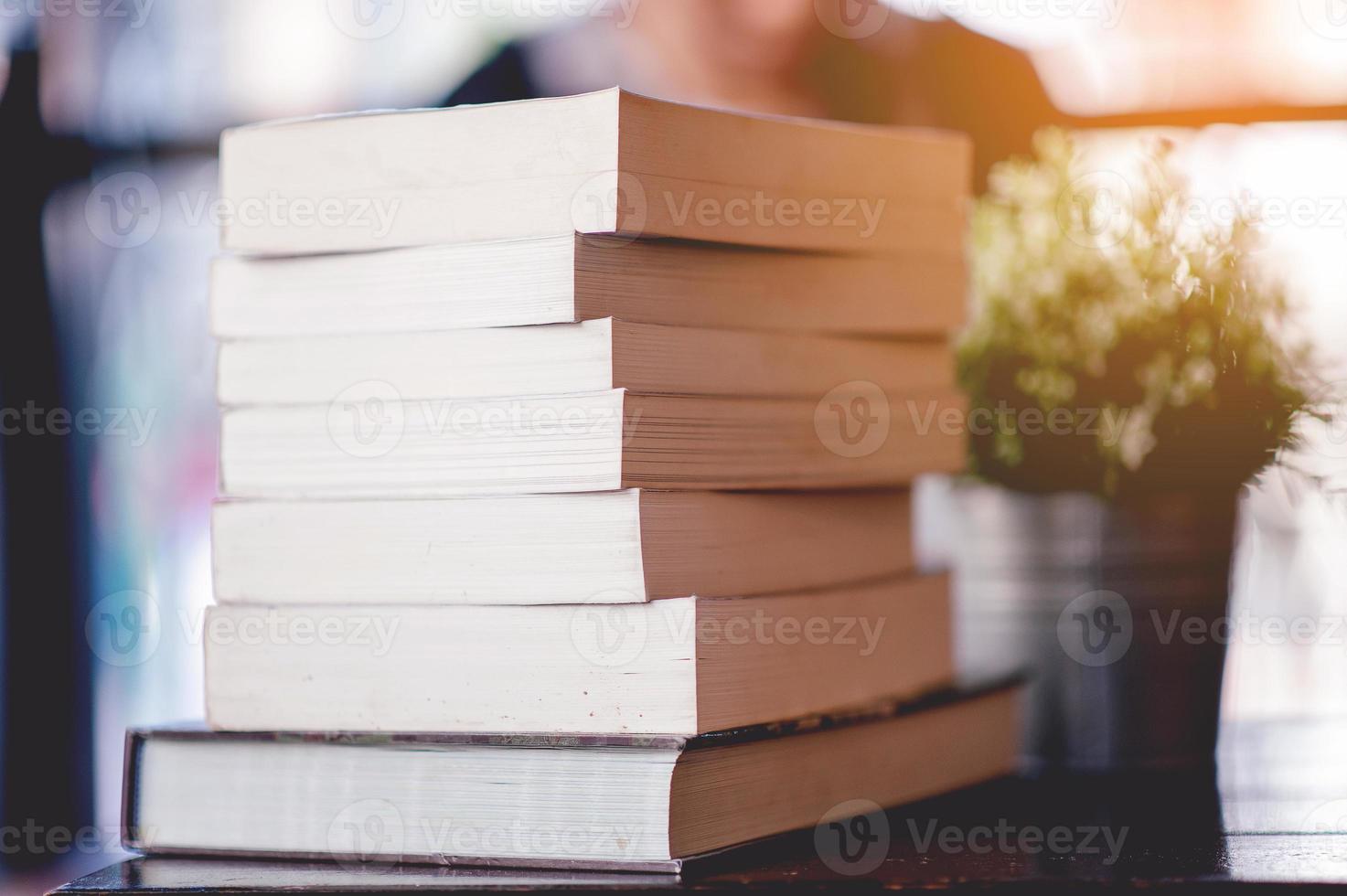 livre placé sur le bureau beaucoup de livres, belles couleurs pour étudier, savoir, éducation - images photo