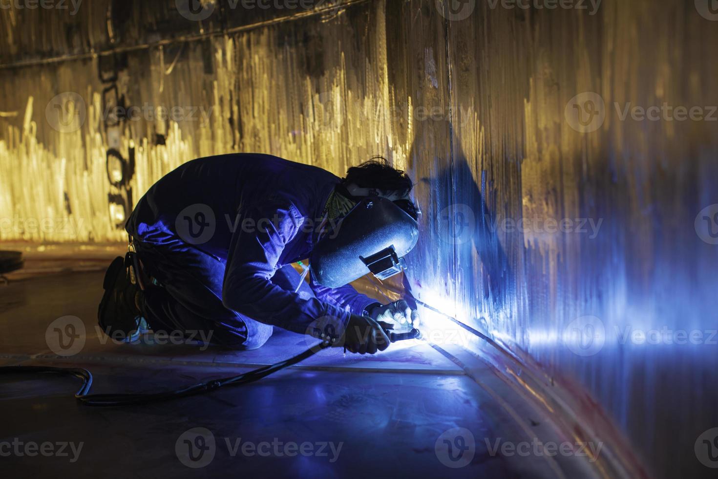 arc de soudage argon ouvrier mâle réparé métal soude des étincelles construction industrielle réservoir inoxydable photo
