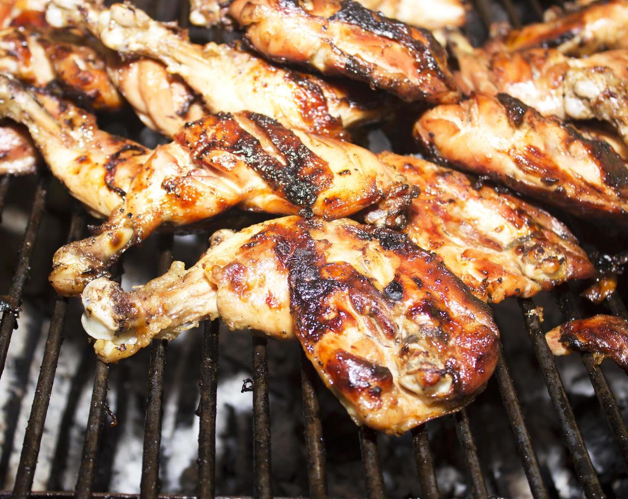 cuisse de poulet grillée sur le gril photo