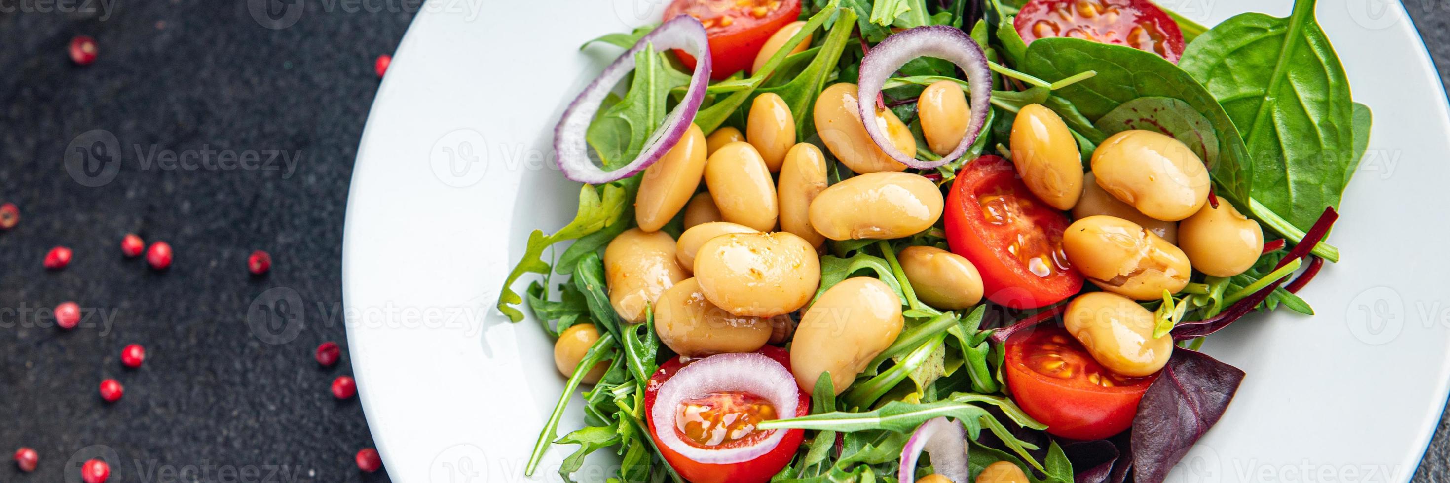 salade tomate haricot blanc, feuilles mélanger laitue repas frais et sain photo