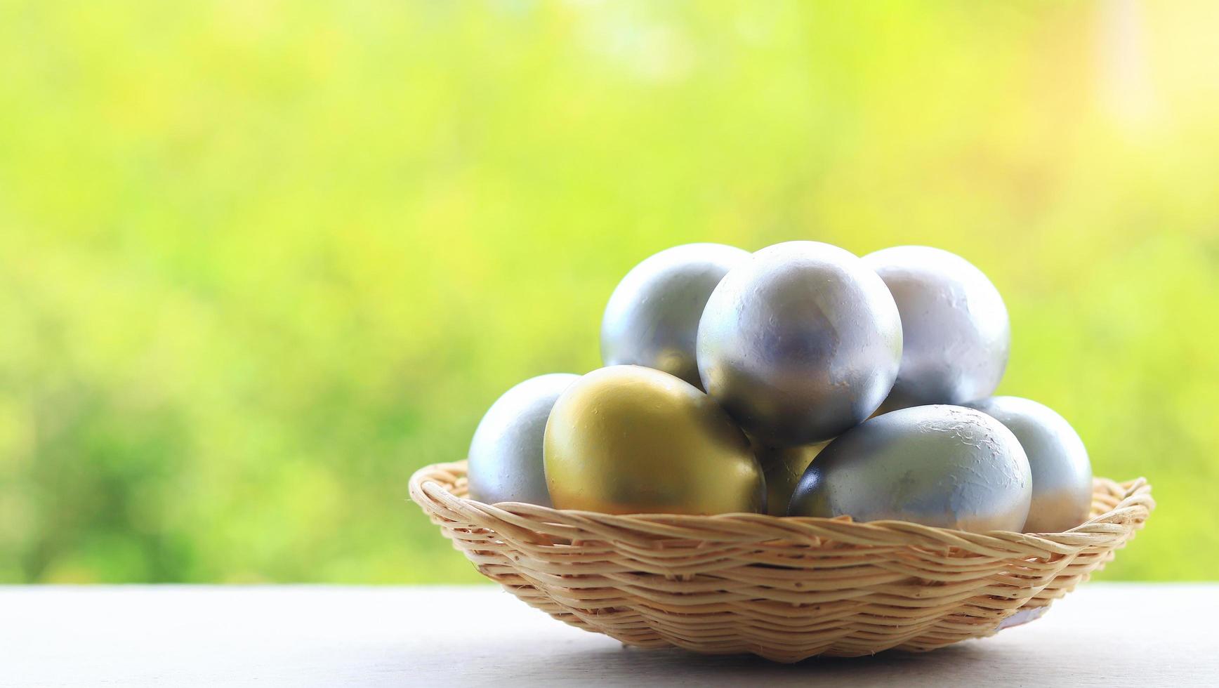 panier d'oeufs pour pâques sur un arrière-plan flou naturel photo