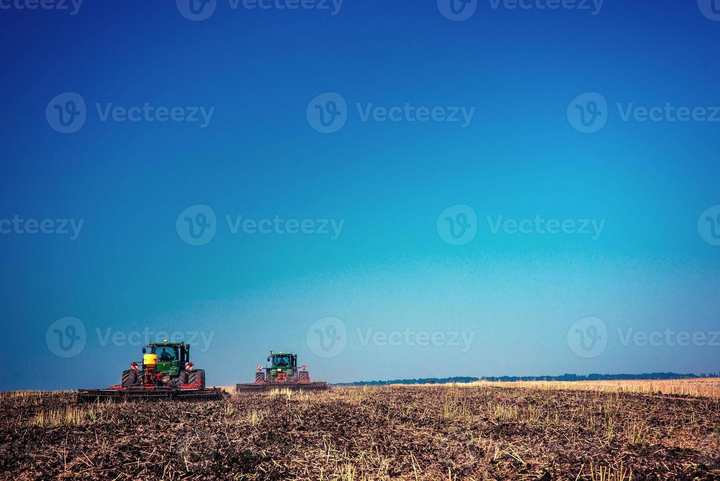 tracteurs travaillant dans le champ photo
