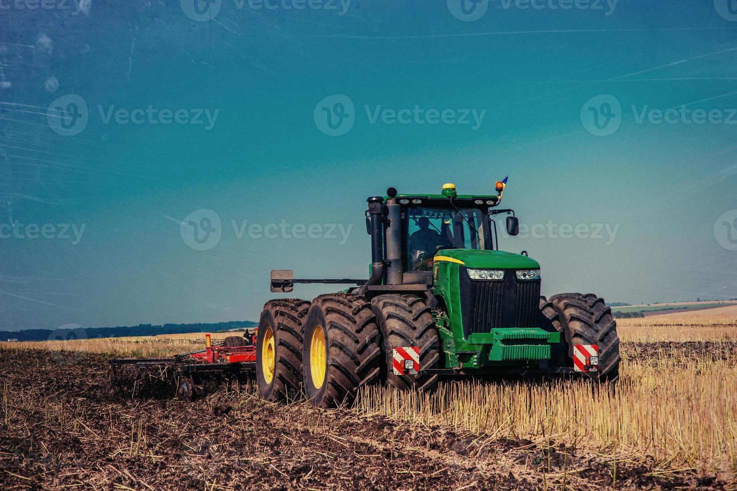 tracteurs travaillant dans le champ photo