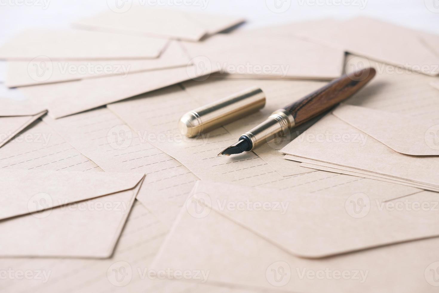 enveloppe, papier vide et stylo plume sur table photo