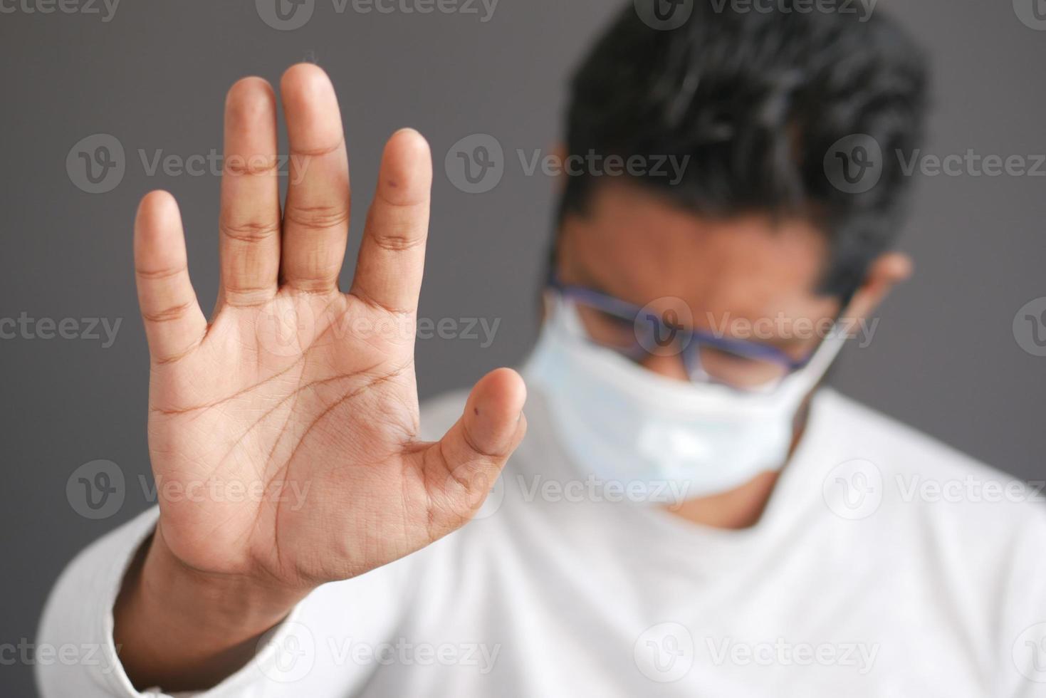 un jeune homme asiatique avec un masque de protection au visage se sentant triste photo