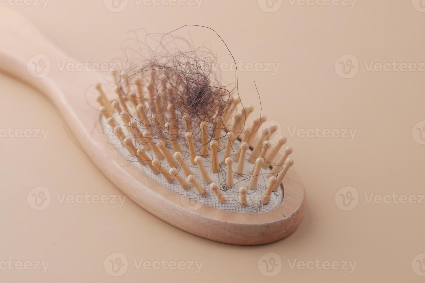 une brosse à cheveux perdus sur la table photo