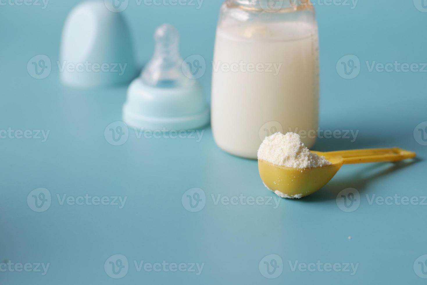 gros plan de lait en poudre pour bébé et cuillère sur fond de tuile. photo