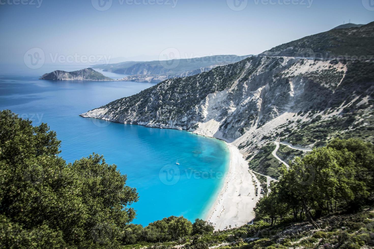 belle plage de myrtos sur l'île de céphalonie vue d'en haut photo