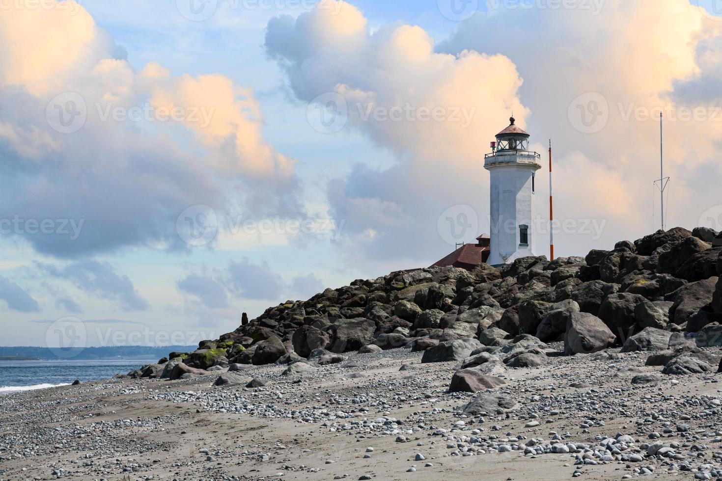 phares de la côte pacifique américaine. phare de point wilson, parc d'état de fort worden, état de washington. photo