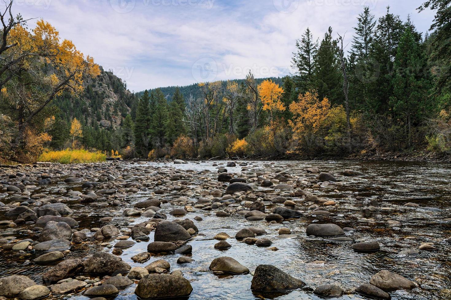 la beauté pittoresque du Colorado. la rivière cache la poudre en automne. photo