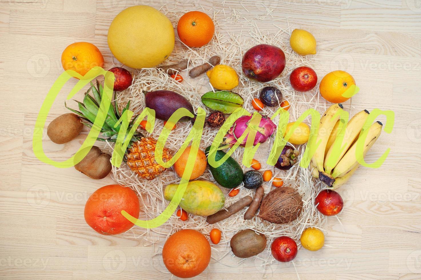 fruits exotiques avec signe bio. fond de régime alimentaire alimentation saine. photo