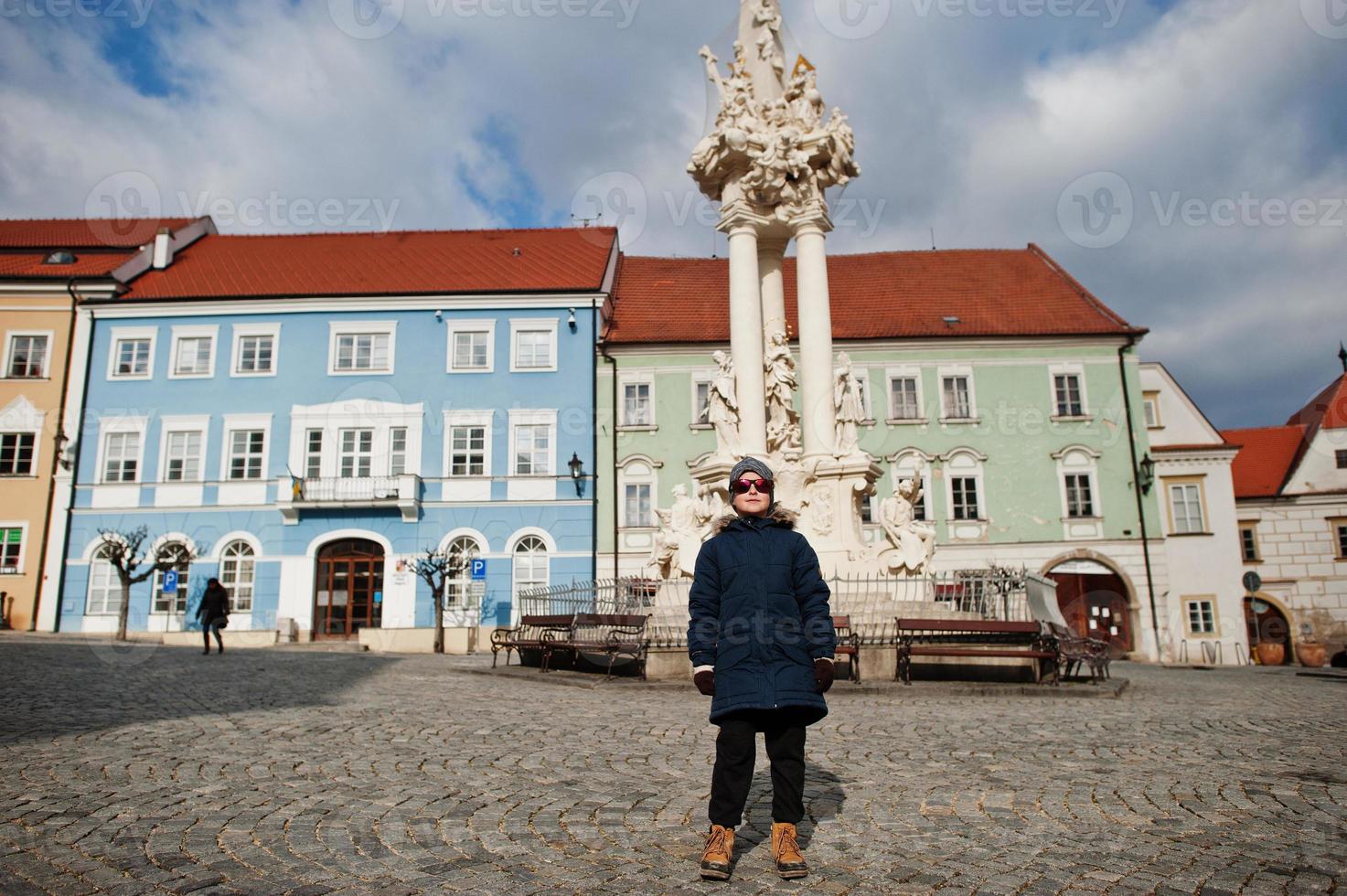 garçon à mikulov historique, moravie, république tchèque. vieille ville européenne. photo