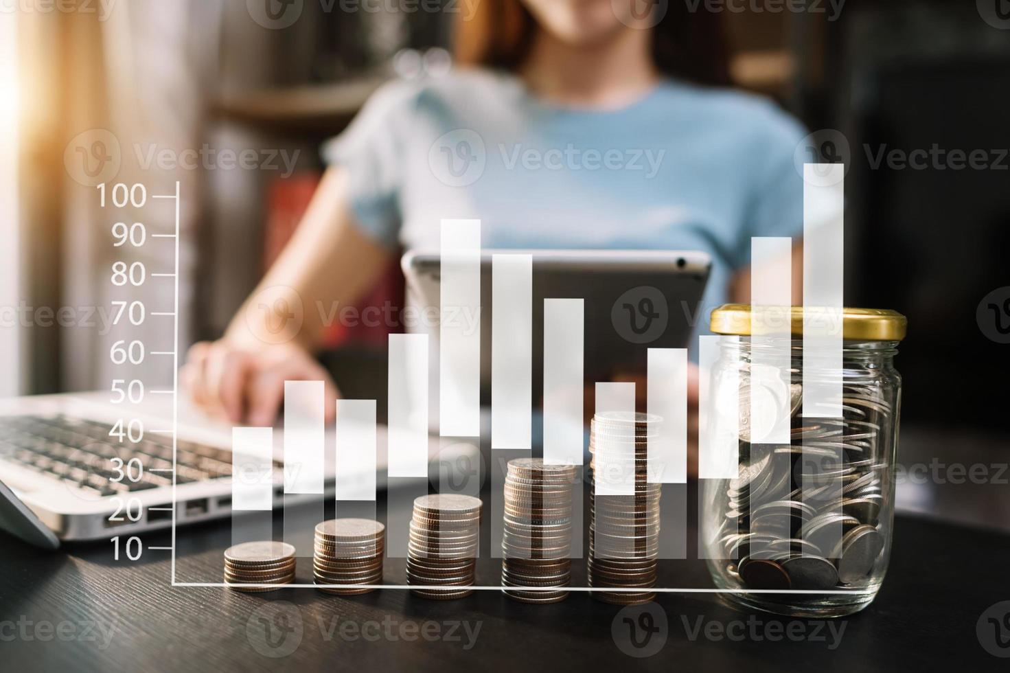 Économiser de l'argent avec la main mettant des pièces dans le concept de verre verseuse financière et comptable dans la lumière du matin photo