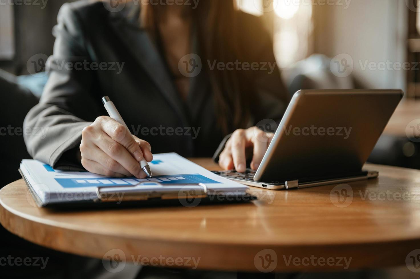 femme d'affaires utilisant un téléphone portable. gros plan sur fond flou photo