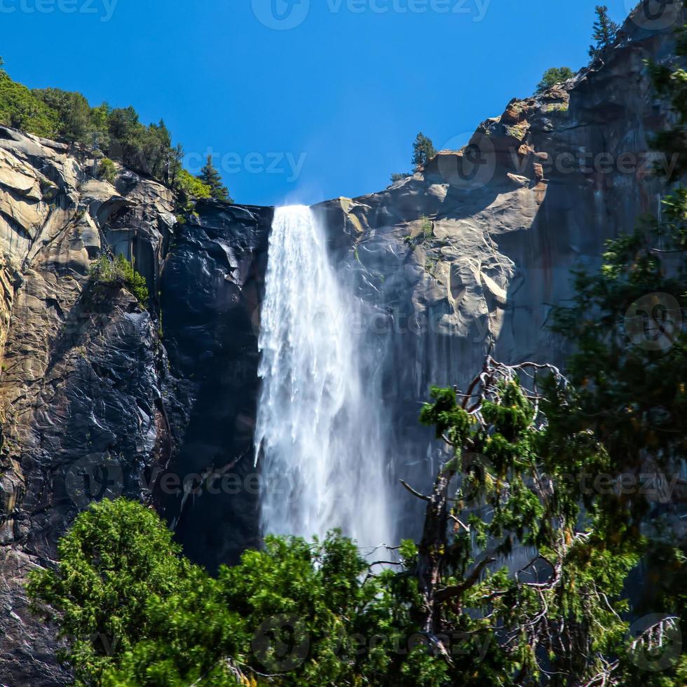 cascade dans le parc national de yosemite photo