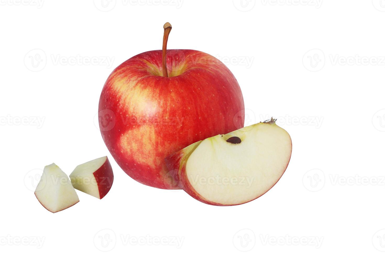 pomme rouge avec tranche isolé sur fond blanc avec un tracé de détourage. photo