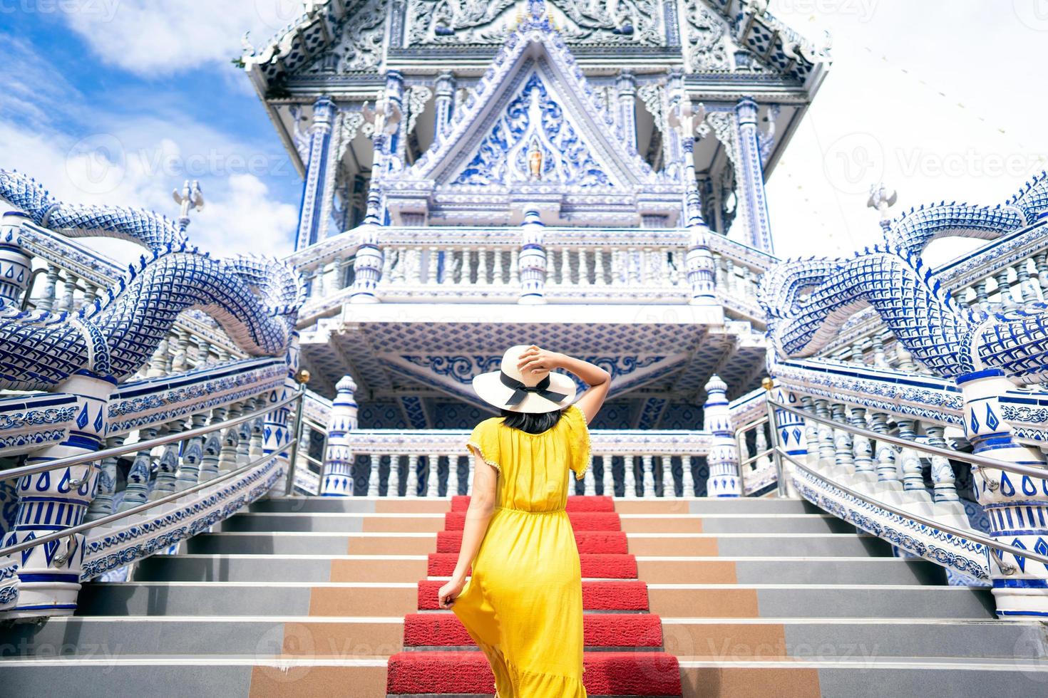 vue arrière d'une femme solo en plein air en asie voyage local envie de voyager en thaïlande photo