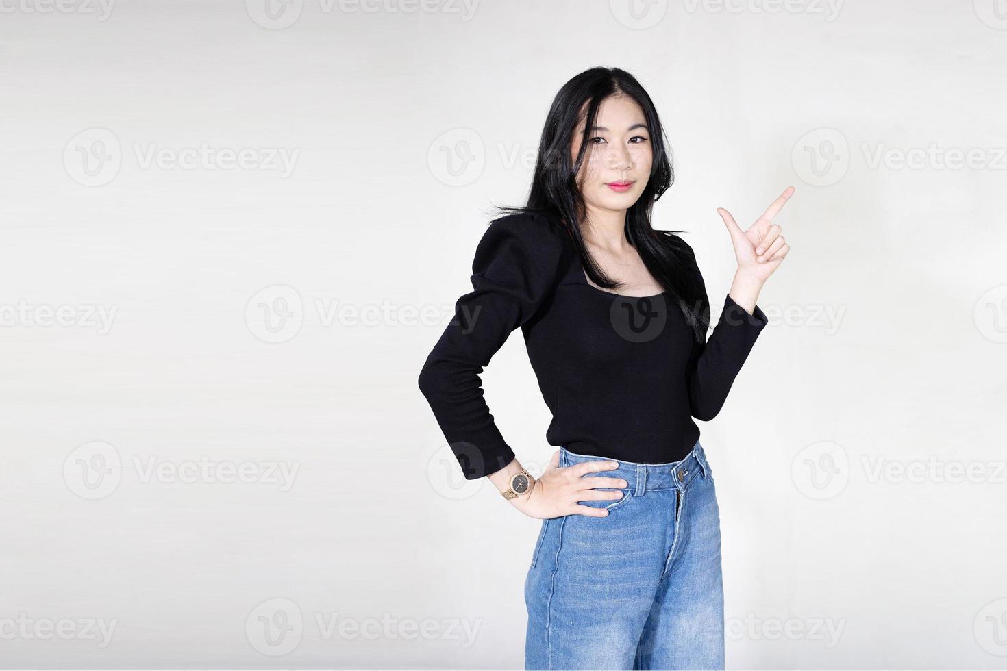 Belle jeune femme asiatique souriante donnant les pouces vers le haut, prise de vue en studio isolée sur fond blanc photo