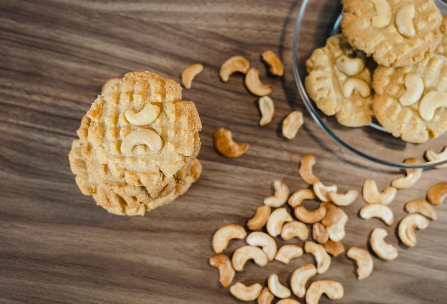 biscuits céto et noix de cajou disposés sur un récipient en bois photo