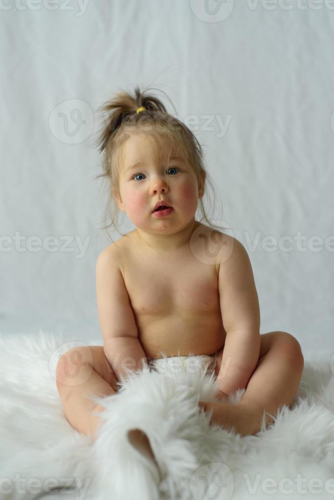 portrait d'une petite fille sur fond blanc. photo