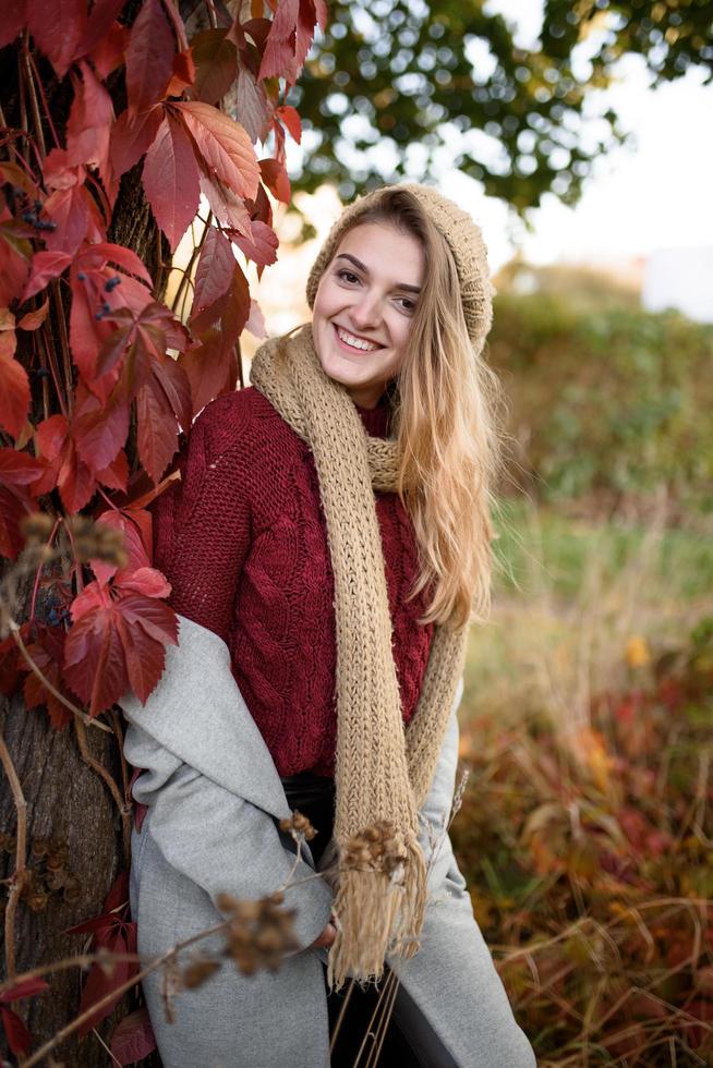 portrait d'une belle femme d'automne. fille posant devant la caméra. photo